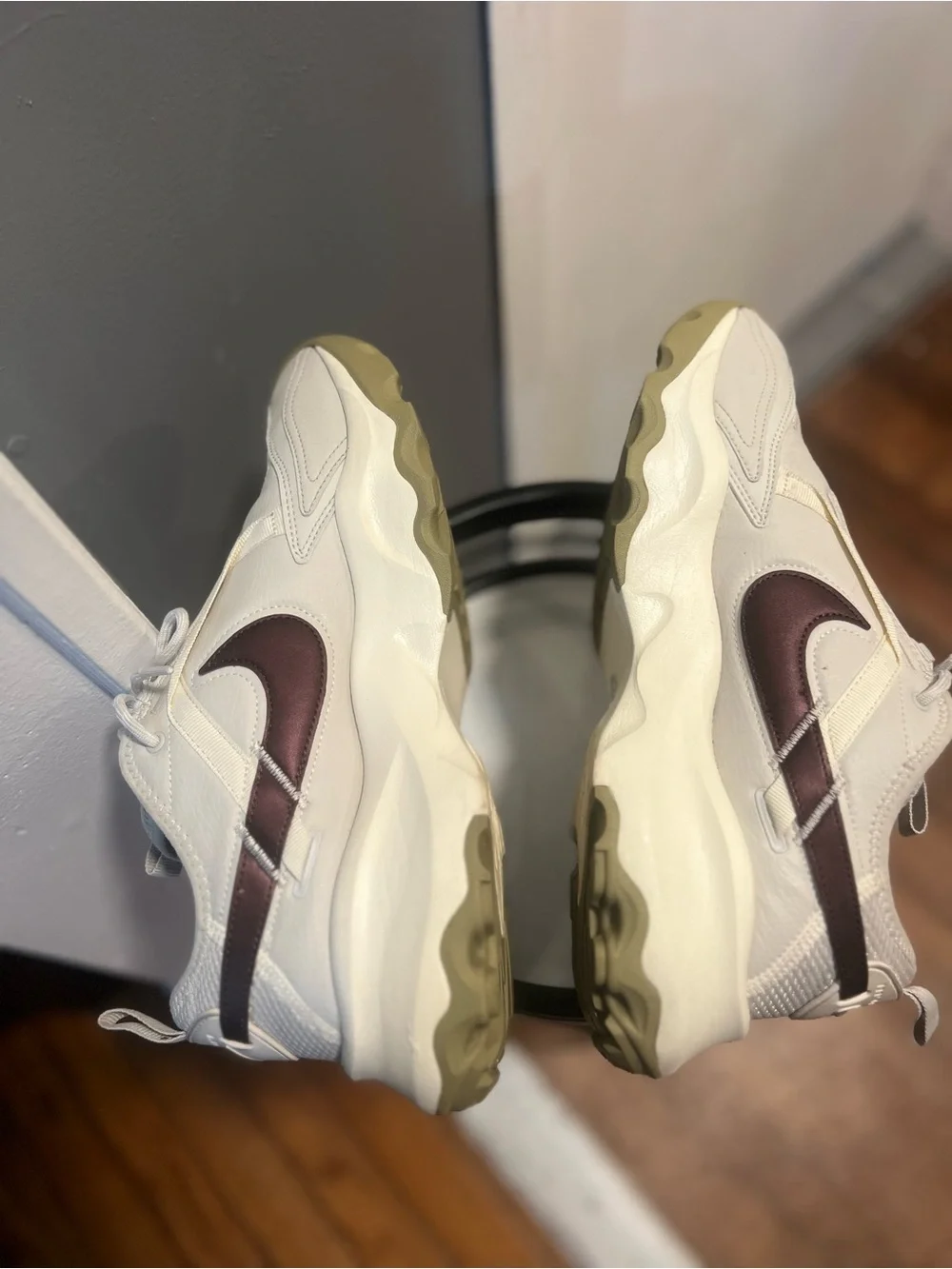 Nike unix men 10.5 women 12 Low Top Lace-Up Athletic Sneakers beige /brown